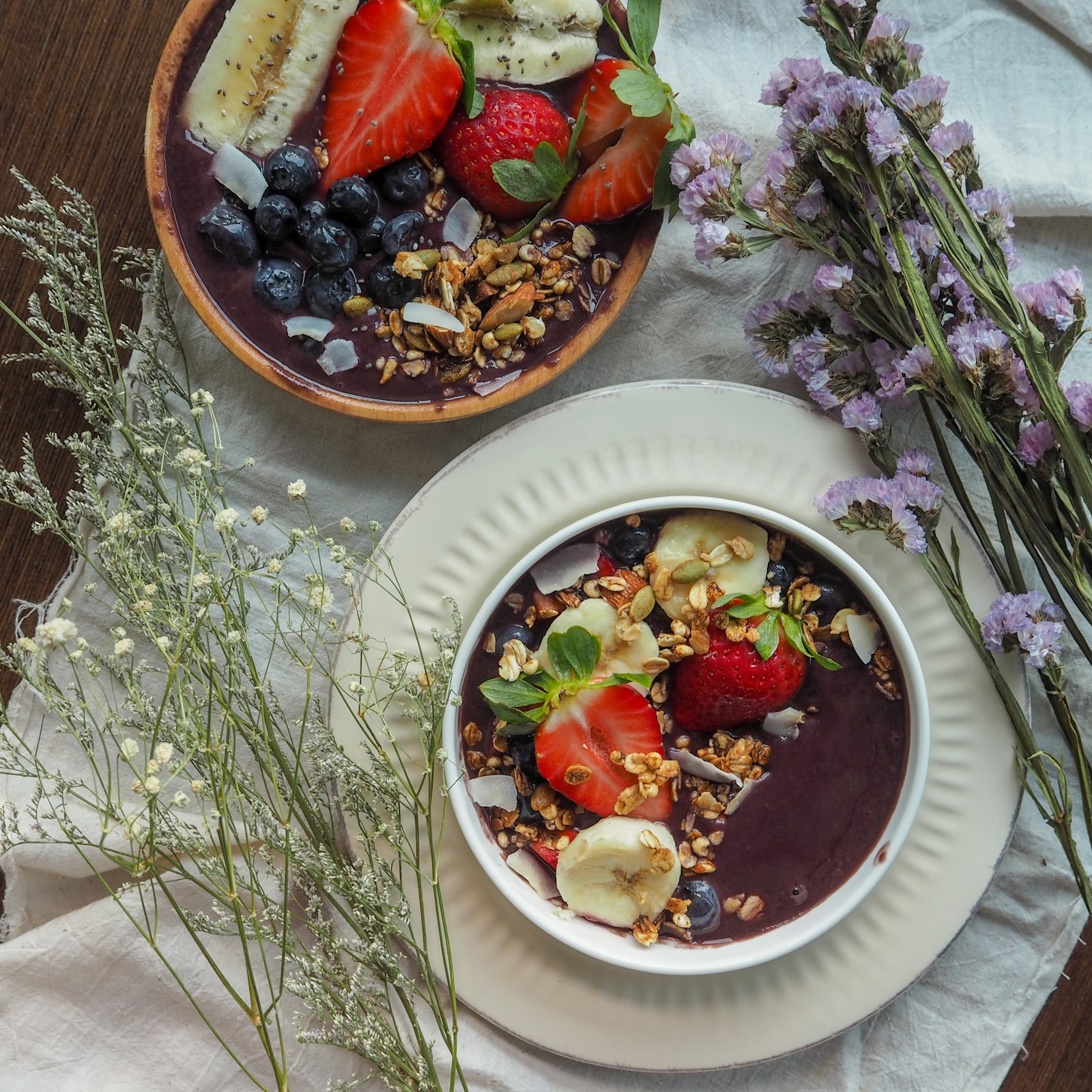 To acaiboller med jordbær, banan, blåbær og granola