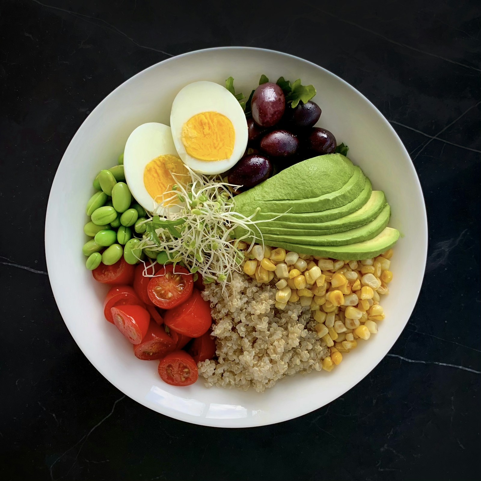 Bolle med egg, edamame, quinoa, mais og avokado