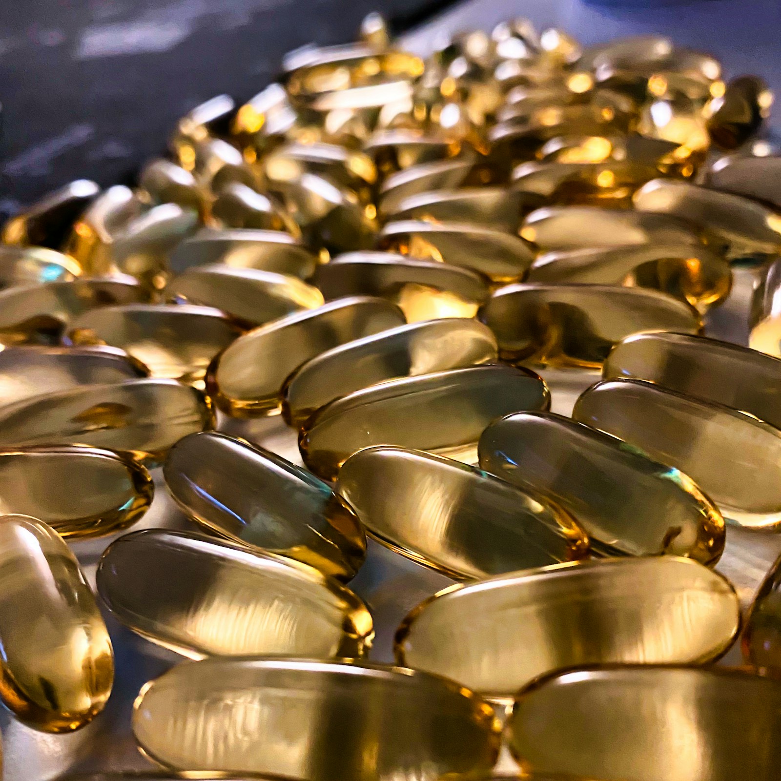 Gullfargede omega-3-kapsler i nærbilde