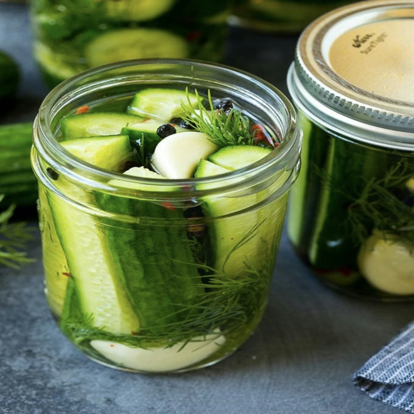Glass med syltede agurker, dill og hvitløk